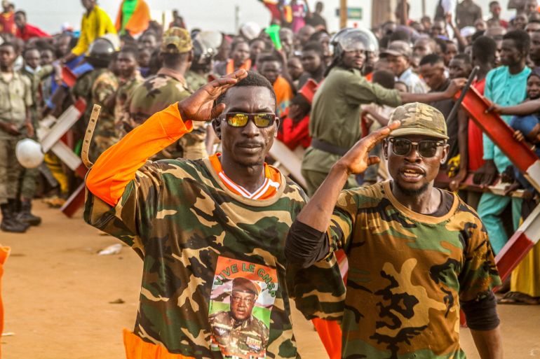 Apoiadores do governo militar do Níger participam de uma manifestação em frente a uma base militar francesa em Niamey, Níger, 11 de agosto de 2023
