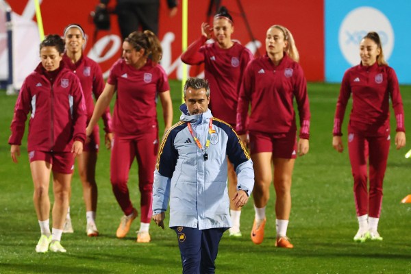 Испания остави проблемите настрана в стремежа си към славата на Световното първенство за жени