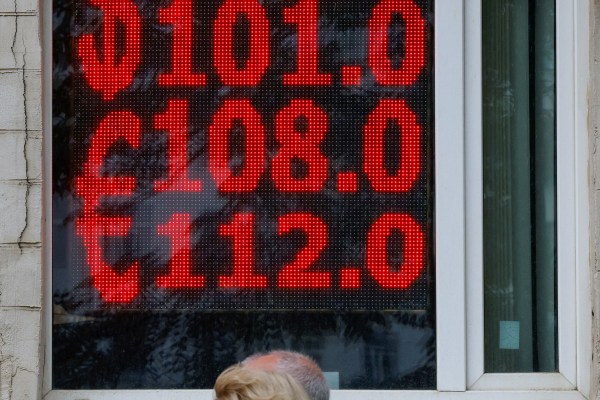 Руската централна банка повишава лихвените проценти до 12 процента, за да спре спада на рублата