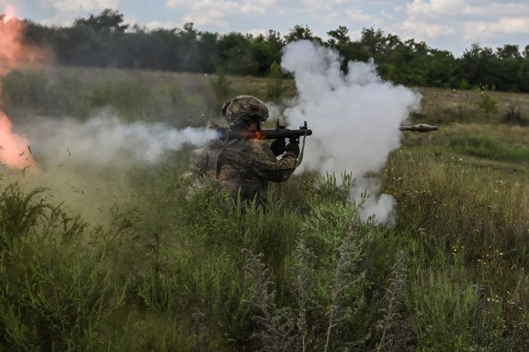 Um militar ucraniano da 128ª Brigada de Defesa Territorial Separada participa de exercícios militares em um campo de treinamento, em meio ao ataque da Rússia à Ucrânia, na região de Dnipropetrovsk, Ucrânia, 16 de agosto de 2023. REUTERS/Viacheslav Ratynskyi