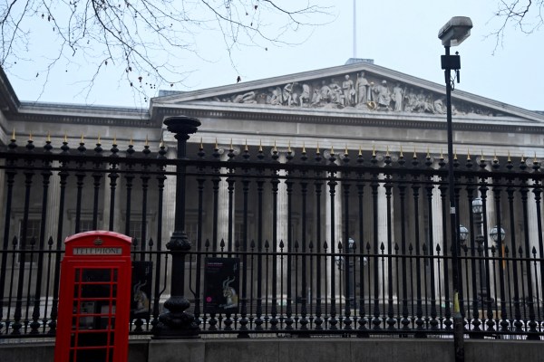 Британският музей уволни член на персонала и предупреди полицията, след