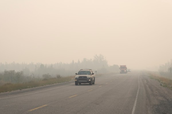 Хиляди бягат, тъй като „безпрецедентни“ пожари удариха Северозападните територии на Канада