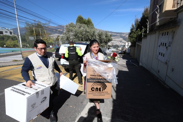 Еквадорците се отправят към урните на избори, помрачени от убийството на кандидат