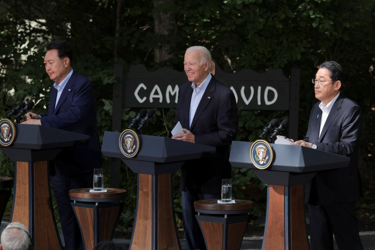 Os líderes do Japão, Estados Unidos e Coreia do Sul sobem aos pódios durante uma coletiva de imprensa conjunta em Camp David