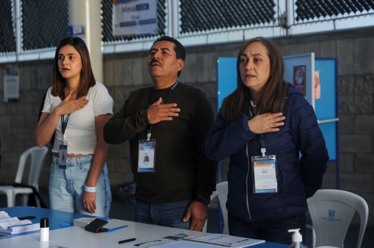 Des gens chantent un hymne national dans un bureau de vote lors du second tour de l'élection présidentielle, à Guatemala City, Guatemala, le 20 août 2023.