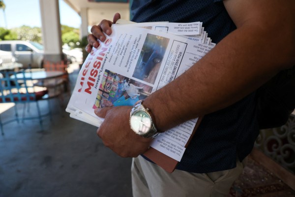 Хавайски служител казва, че 850 са в списъка на изчезналите при горски пожари преди посещението на Байдън