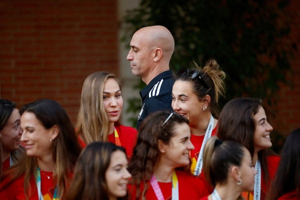 „Ушите ми кървят“: Реакция на нежеланата целувка на испанския футболен шеф