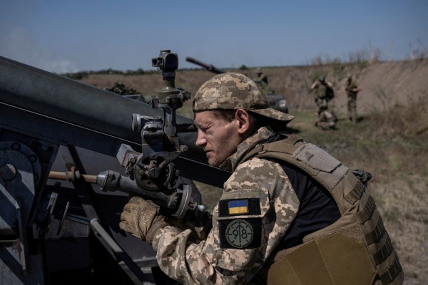 Украйна казва, че войските са кацнали в Крим в „специална операция“