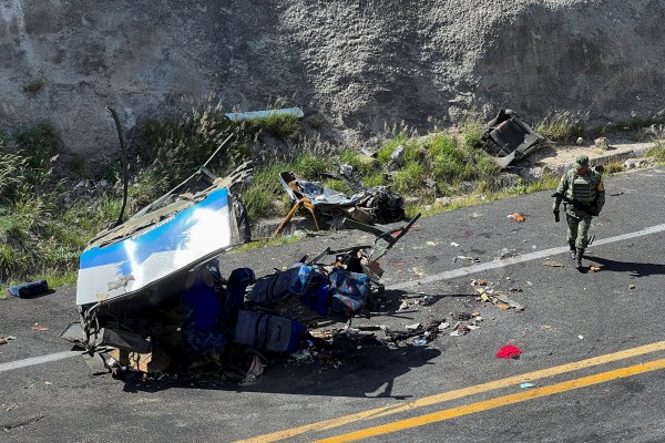 Най-малко 15 загинаха, след като автобус, превозващ предимно мигранти, катастрофира в Мексико