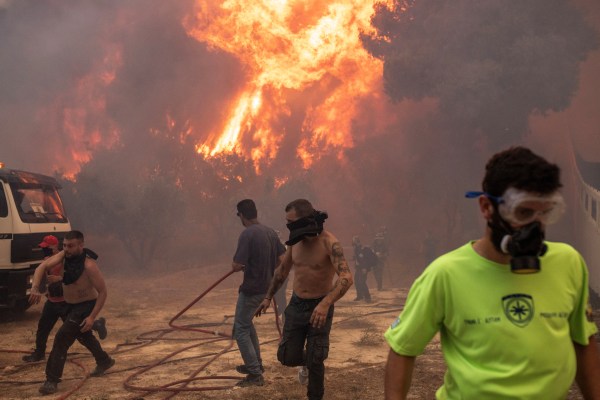 Пожарникарите в Гърция се борят да овладеят горския пожар близо до Атина