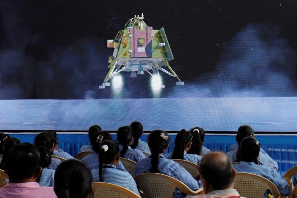 Луноходът на индийския Chandrayaan-3 излезе от космическия кораб, за да