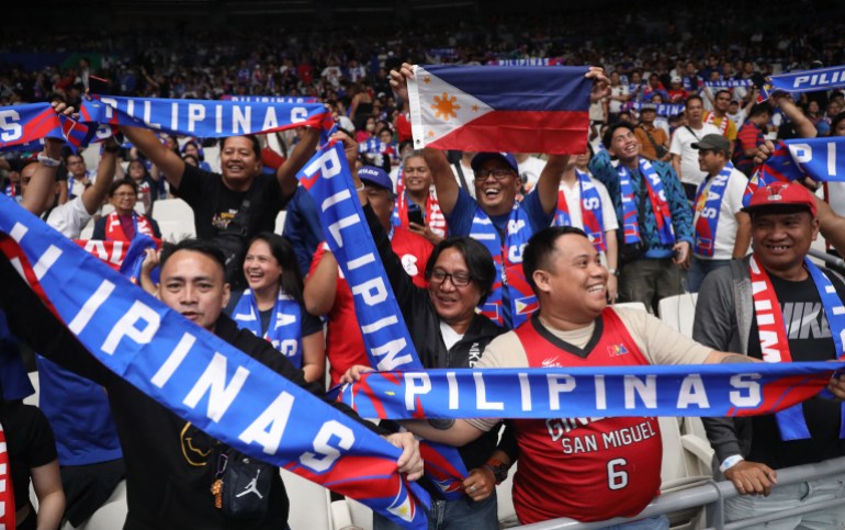 フィリピンのファンは観客席で歓声を上げる