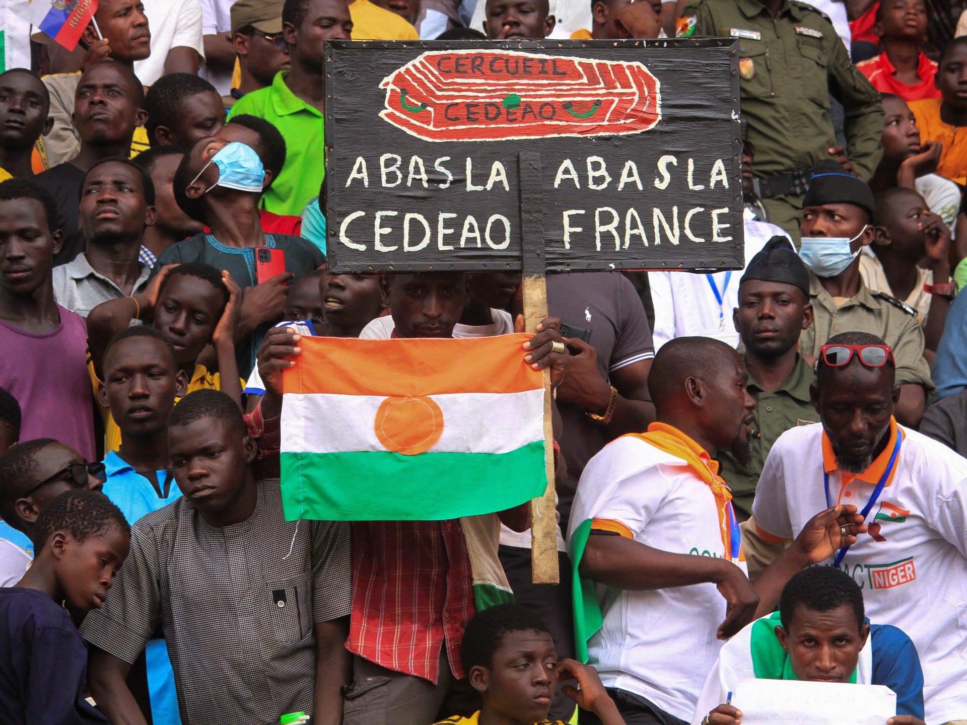 Nigerijos perversmo šalininkai reikalauja, kad Prancūzijos ambasadorius ir pajėgos paliktų šalį  Protesto naujienos