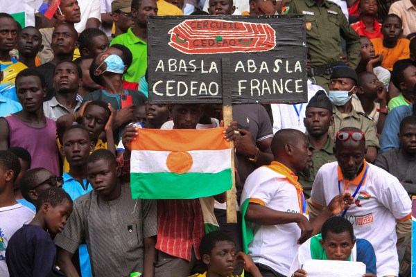 Военните управници на Нигер наредиха на полицията да изгони френския посланик