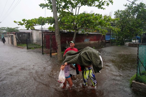 Тропическата буря Идалия се превърна в ураган, заплашващ да донесе