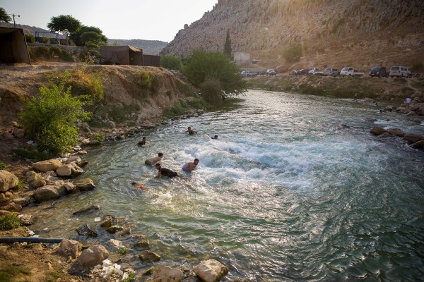 За да победят жегата в Северозападна Сирия, хората се насочват към водата
