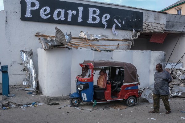 Най-малко шестима убити, 12 ранени при целенасочена експлозия на автобус в Сомалия