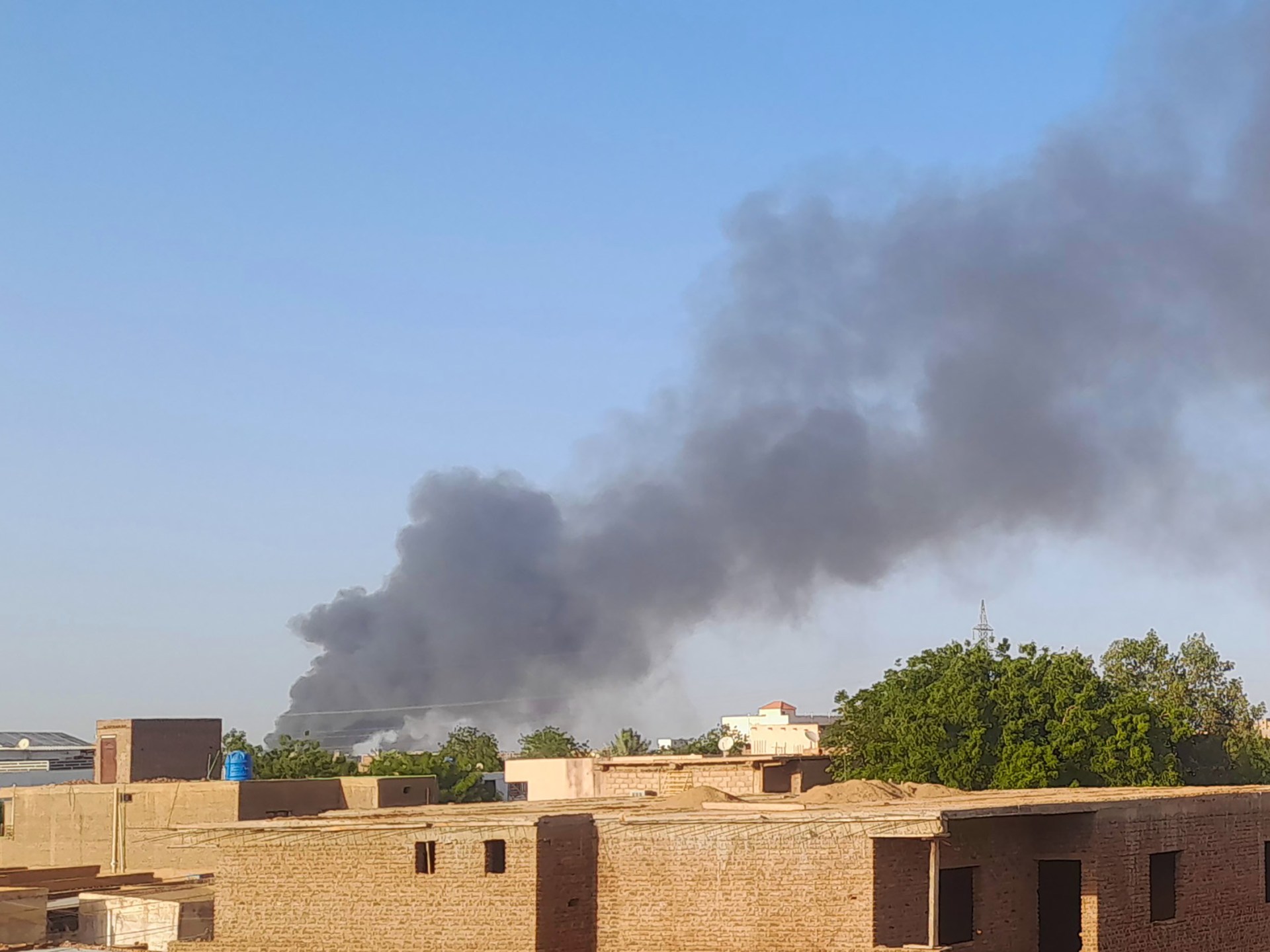Les combats pour une base militaire font rage pour le troisième jour à Khartoum, la capitale soudanaise |  Nouvelles