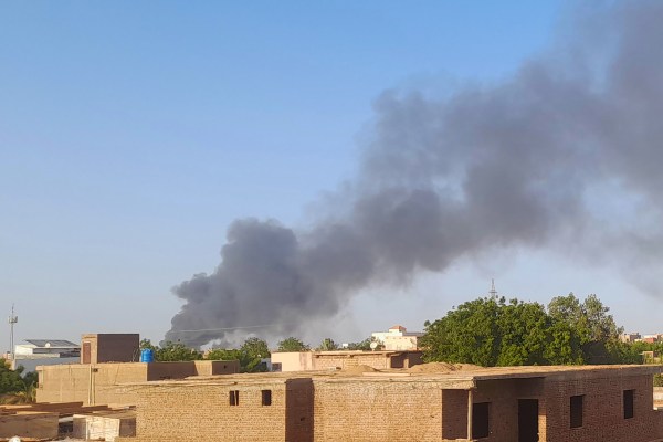 Борбата за армейска база бушува вече трети ден в столицата на Судан Хартум