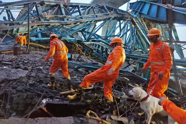 Най-малко 17 загинаха, след като кран се срути на строителна площадка на магистрала в Индия