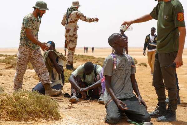 Най-малко 27 души бяха открити мъртви в пустинята след експулсиране от Тунис: Либия