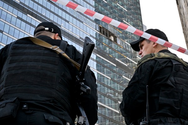 Украински военен дрон повреди сграда в центъра на Москва, причинявайки