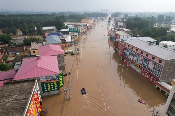Участъци от Китай под водата след исторически валежи