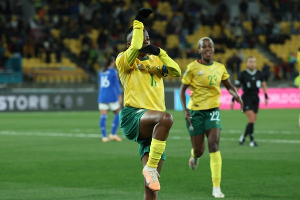 Южна Африка влиза в историята на Световното първенство за жени с победа в последния момент над Италия
