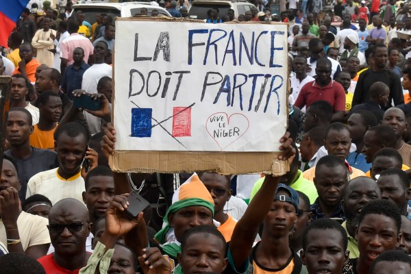 Франция подкрепя усилията на ECOWAS за спиране на военния преврат в Нигер