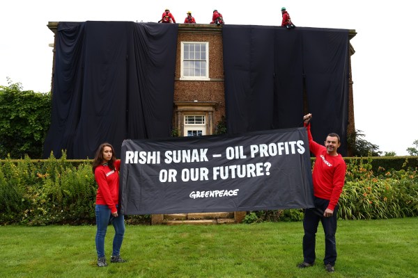 Грийнпийс завеси дома на лидера на Обединеното кралство Сунак с черен плат заради петролната политика