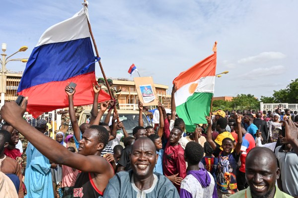 Хиляди поддръжници на военен преврат в Нигер се събраха на