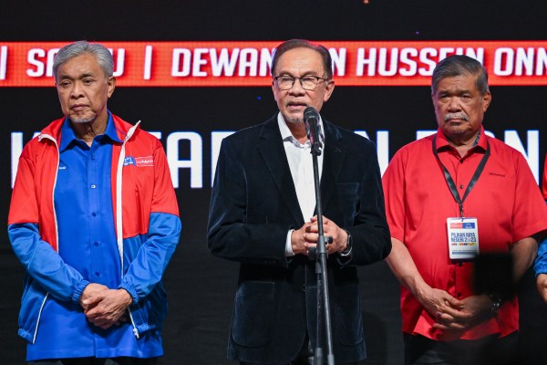„Зашеметяваща победа“ за Ануар в Малайзия, докато щатските избори запазват статуквото