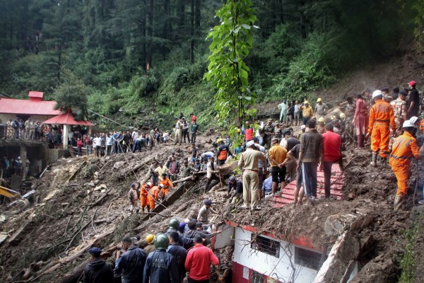Стотици евакуирани в индийския хималайски щат на фона на мусонния хаос