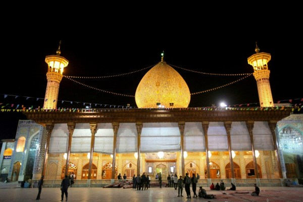Храмът в Шираз в Иран е подложен на втора смъртоносна „терористична“ атака от месеци