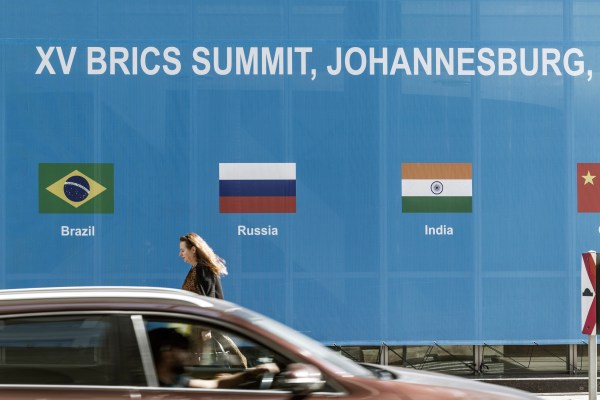 Докато лидерите на Бразилия Русия Индия Китай и Южна Африка