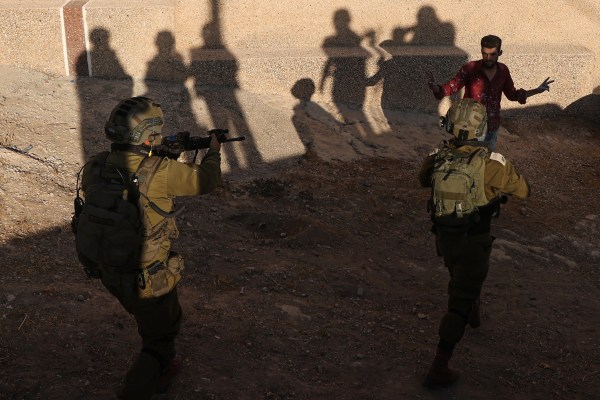 Палестински тийнейджър беше убит при израелска атака в северната част на окупирания Западен бряг