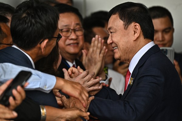 Таксин отведен в болница часове след като беше арестуван при завръщането си в Тайланд