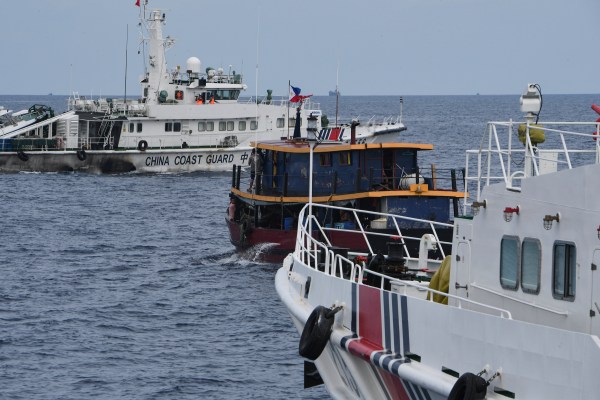 Филипините снабдяват спрял на сушата кораб в Южнокитайско море, въпреки заплахите на Китай