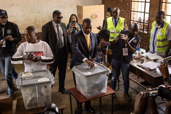O líder da oposição da Coalizão de Cidadãos pela Mudança (CCC) Nelson Chamisa (C) vota em uma seção eleitoral durante as eleições presidenciais e legislativas em Harare, em 23 de agosto de 2023