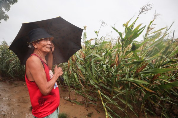 Тайфунът Саола изсипа силен дъжд в северните Филипини, но не