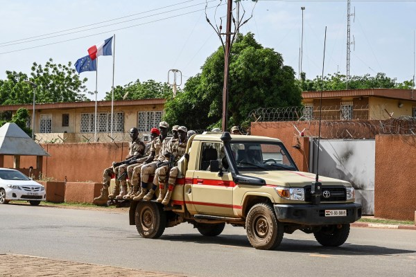Макрон казва, че френският посланик „буквално е държан заложник“ в Нигер