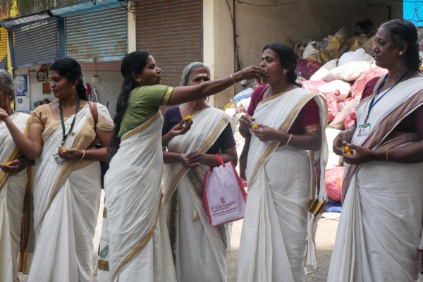 Санитарни работнички в Индия се зарадваха след печалба от 1,2 милиона долара от лотарията