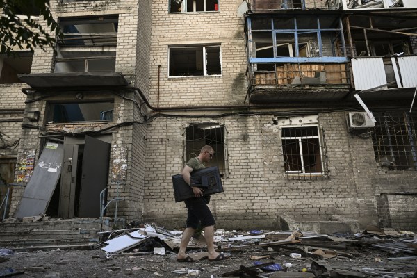 Украйна казва, че руска ракетна атака уби 11 в източния град