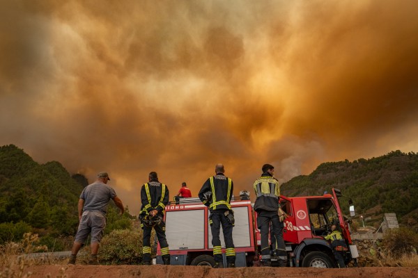 Испания се бори с „извън контрол“ горски пожар на Тенерифе
