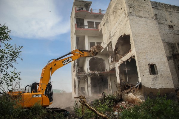 „Отмъщение“: мюсюлмански домове, магазини, разрушени с булдозери; 150 арестувани в Харяна в Индия