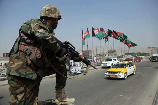 Повече от 200 бивши афганистански войници и служители са били