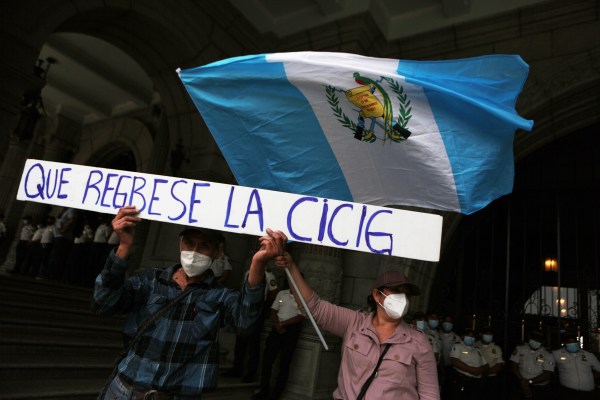 Гватемала арестува антикорупционен адвокат, което предизвика международно недоволство