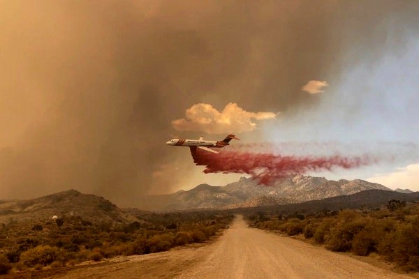 Снимки: Пожарникарите овладяха една четвърт от огромния горски пожар в Калифорния-Невада