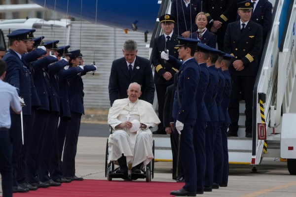 Папата пристига в Португалия на фона на скандала със сексуално насилие от страна на духовенството