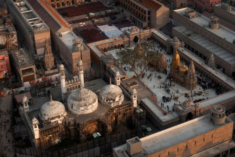 Gli indù pregano nella storica moschea nel collegio elettorale di Modi dopo il consenso della corte indiana